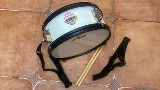 Tambor con baquetas y correas