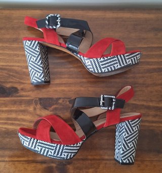 Sandalias de tacón rojas y negras DANSI