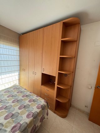 Armario de madera con estanterías