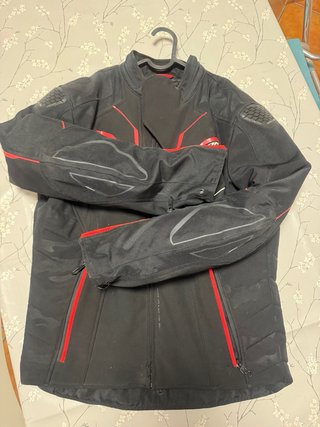 Chaqueta de moto con protecciones IXON