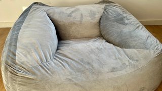 Puff sillón terciopelo gris modelo Thiago