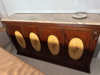 Aparador de madera con mármol