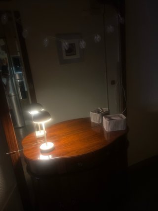 Recibidor de madera y cristal