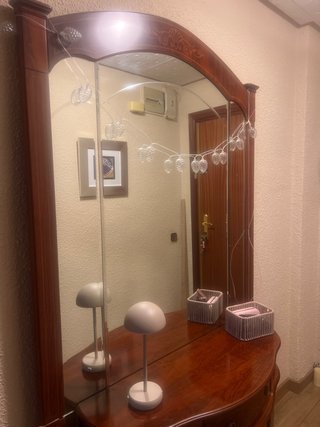 Recibidor de madera y cristal