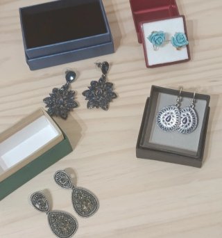 Bisutería azul y plateada