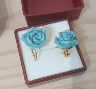 Bisutería azul y plateada