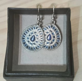 Bisutería azul y plateada