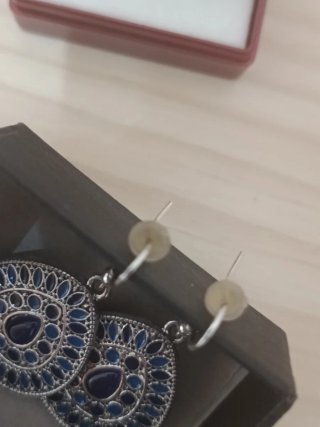 Bisutería azul y plateada