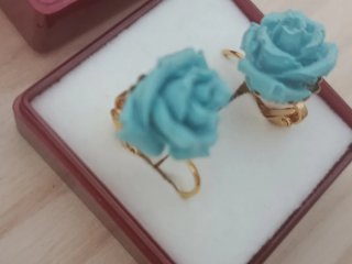 Bisutería azul y plateada