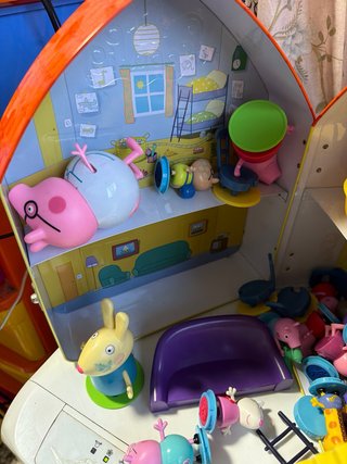 Casa Peppa Pig con muñecos y decoracion