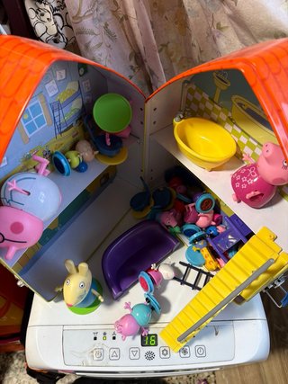 Casa Peppa Pig con muñecos y decoracion