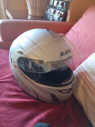Casco de moto plateado