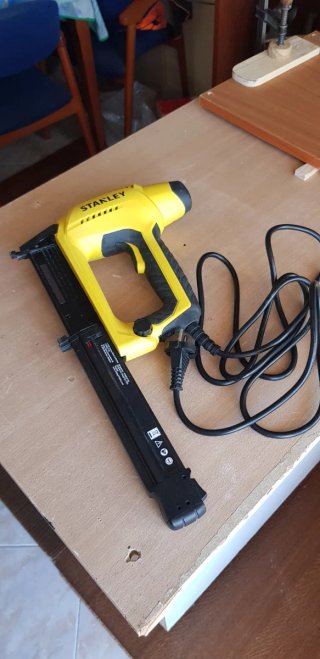 Clavadora Eléctrica Stanley