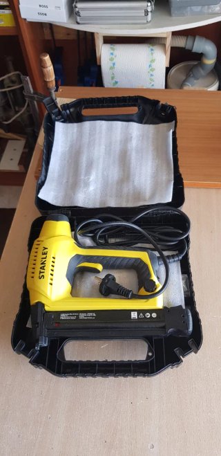 Clavadora Eléctrica Stanley