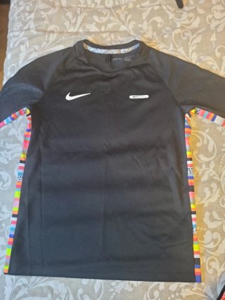 Conjunto deportivo Nike negro y multicolor