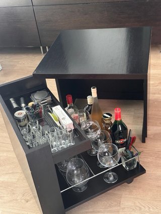 Libreria, mueble bar y vitrina de madera wengue