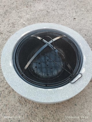 Barbacoa de piedra y metal