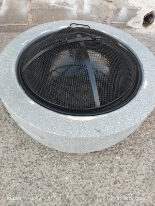 Barbacoa de piedra y metal