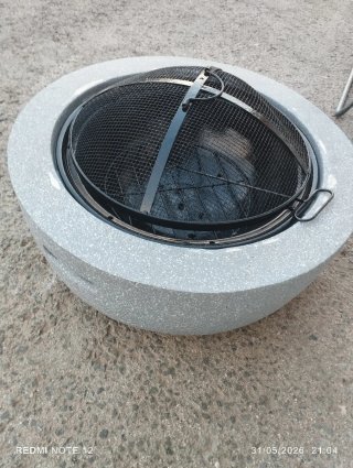 Barbacoa de piedra y metal