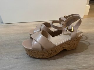 Sandalias cuña beige