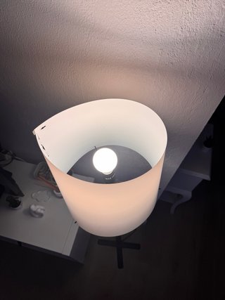 Lámpara de pie Ikea negra y blanca