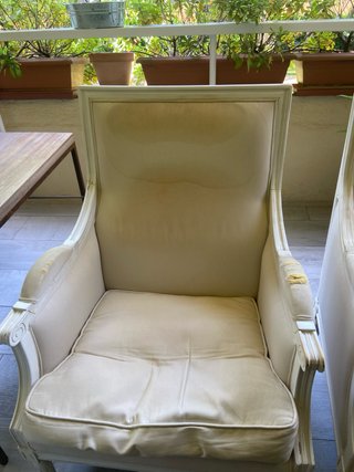 Pareja de sillones clásicos blancos