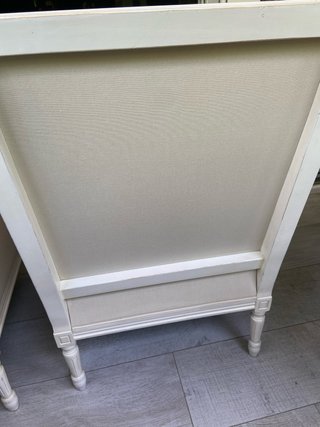 Pareja de sillones clásicos blancos