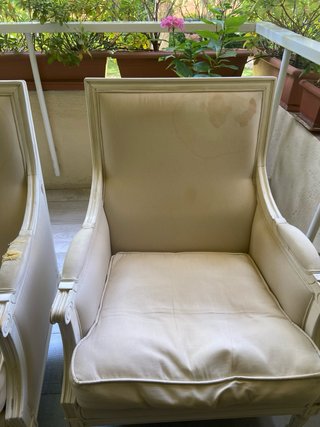 Pareja de sillones clásicos blancos