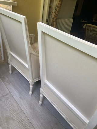 Pareja de sillones clásicos blancos