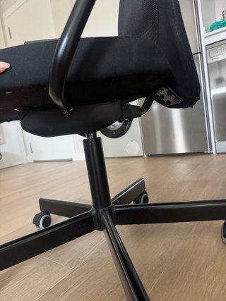 Silla de oficina/escritorio negra con reposabrazos