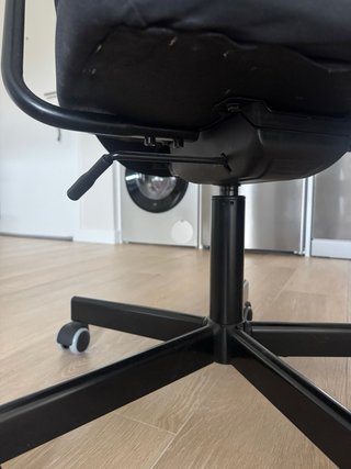 Silla de oficina/escritorio negra con reposabrazos