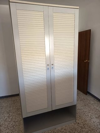 Armario de madera beige y gris