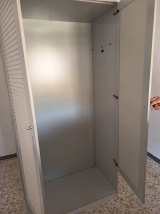 Armario de madera beige y gris