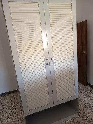 Armario de madera beige y gris