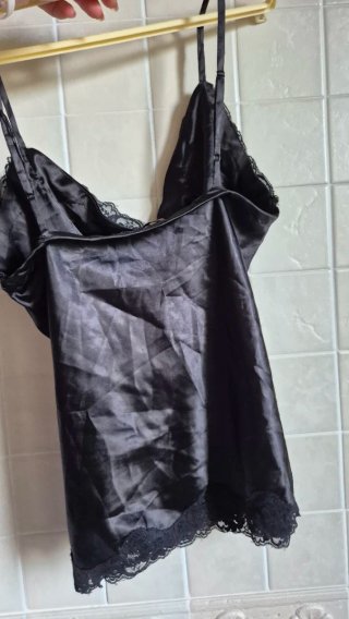 Top nero in raso con pizzo