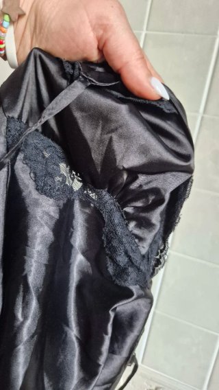 Top nero in raso con pizzo