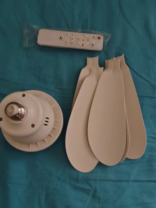 Ventilador de techo blanco pequeño