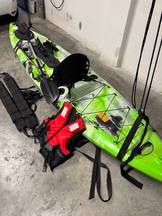Kayak de pesca totalmente equipado.