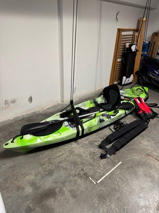 Kayak de pesca totalmente equipado.