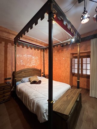 Dormitorio antiguo madera maciza