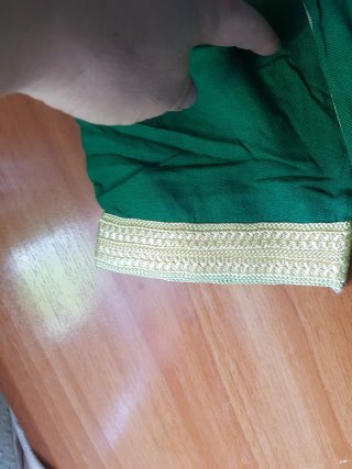 Abaya verde con bordado dorado