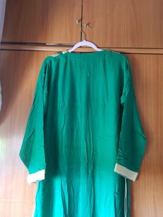 Abaya verde con bordado dorado