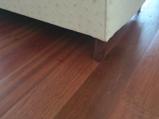 Sofá de 2 plazas tela beige .Estructura madera.