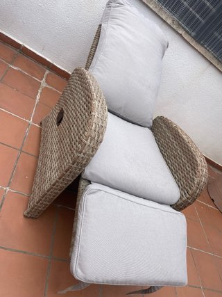 Butaca de mimbre beige y marrón