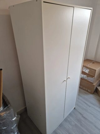 Armario blanco de madera