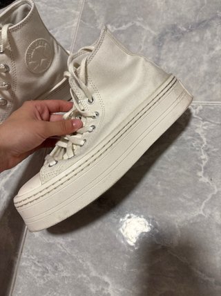 Sneakers alte Converse beige/bianche con suola platform