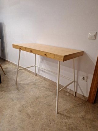Escritorio de bambú con cajones