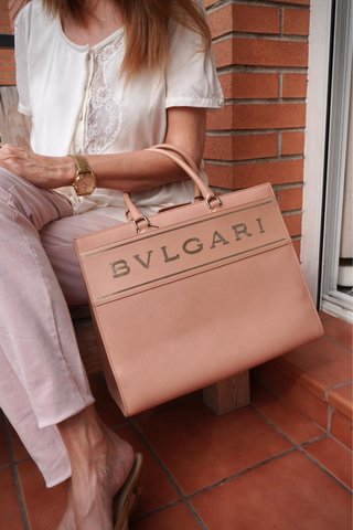 Bolso Bulgari Tote Bag Logo. Rosa empolvado Beige.