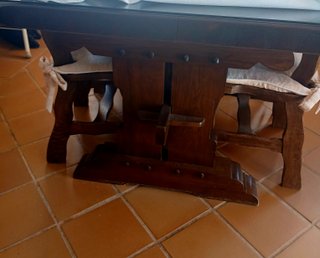 Mesa de madera con 6 sillas y caballos tallados