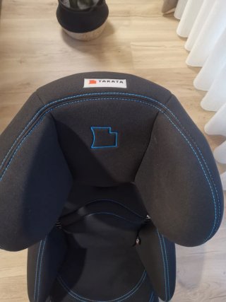 Silla de coche negra con detalles azules